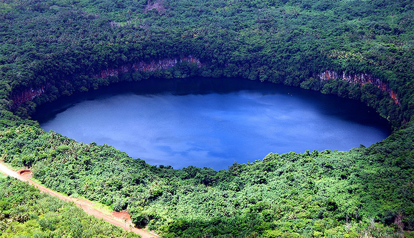 Le lac de cratère Lalolalo à Wallis